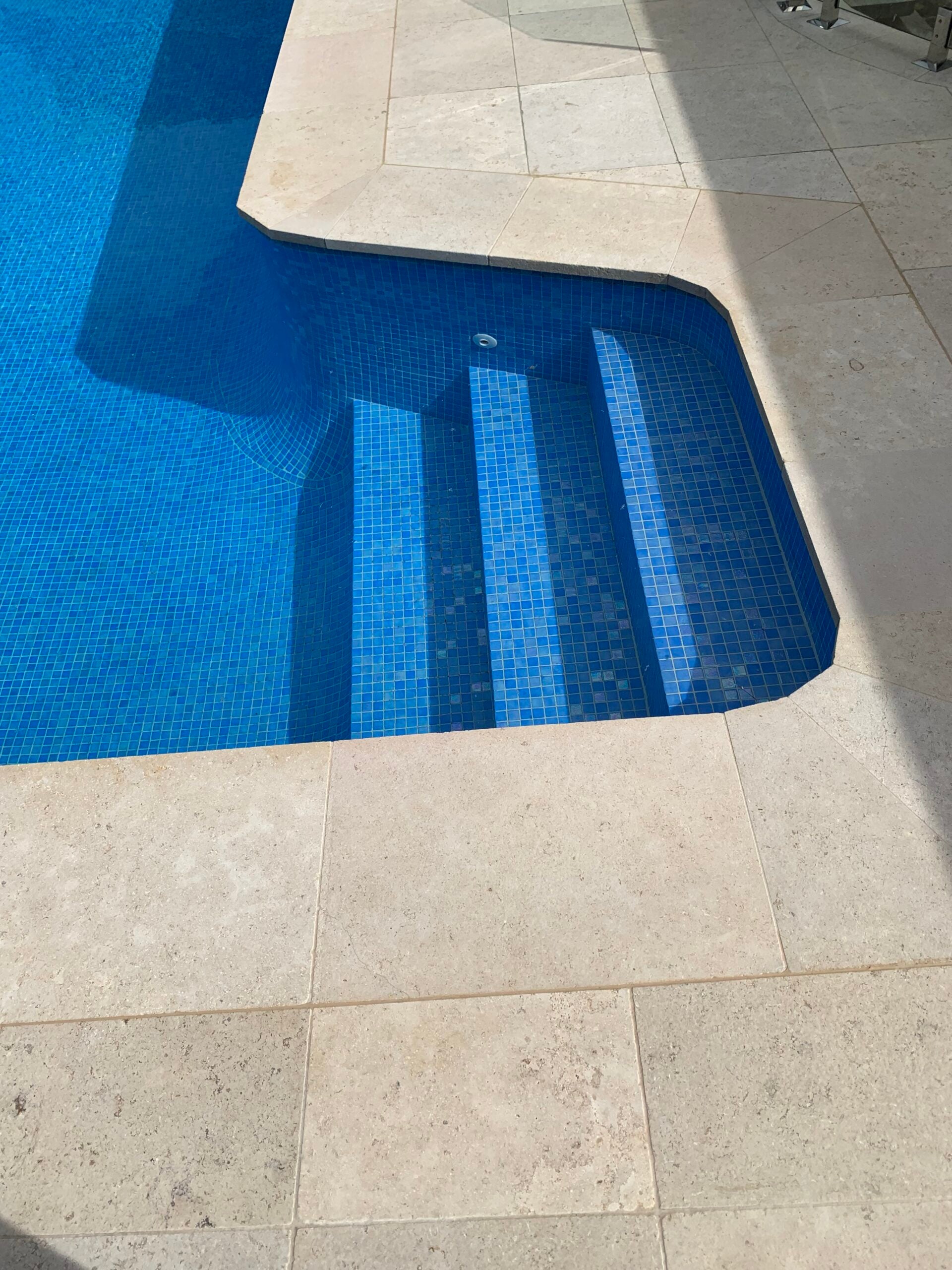 Desert Taupe Tumbled & Acid Washed Limestone Drop Edge Pool Coping 610X406X30/60